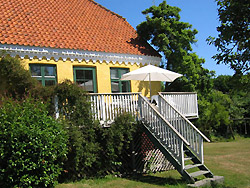 Bornholm-Sommerhaus-Ferienhus-Pension-Hotel-Camping 

 BODERNE FERIE 
Auf einem bezaubernden historischen Hof bieten wir eine große,helle Ferienwohnung mit Blick auf die Ostsee.<br>St. Loftsgaard liegt im südlichen Teil von Bornholm im<br>idyllischen Dorf Boderne.<br>Hier gibt es Eis, eine Kaffeebar, einen herrlichen Sandstrand, einen kleinen Hafen und ein Bekleidungsgeschäft.<br>Die Geschichte von Store Loftsgaard läßt sich weit zurückverfolgen, der Hof existiert seit dem Altertum.<br>Store Loftsgaard ist seit dem Jahr 1598 bewohnt.<br>Die Wände im Keller stammen noch aus der damaligen Zeit <br>und wurden aus Stein und Lehm gefertigt.<br>Die Wände der Stuben wurden 1880 errichtet und stehen noch heute.<br>Hier kommt gemütliche Stimmung auf.<br>Der kleine Grødby-Bach fließt durch unseren Garten.<br>Darin findet man eine Hängematte zwischen den Bäumen, ein Trampolin, Schaukeln, <br>einen Sandkasten, ein Spielhaus, Fußballtore für die Größeren und jede Menge Platz. Hier treffen Sie auf Wild, Kaninchen und Fasane.