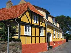 Bornholm-Sommerhaus-Ferienhus-Pension-Hotel-Camping 

 Pension Klostergården 
Klostergaarden ist die älteste Pension auf Bornholm. Sie ist in einem ehemaliger Stadthof eingerichtet und fand bereits 1901 allgemeine Anerkennung. Die Pension liegt in Allinge auf die Nordspitze der Bornholm
