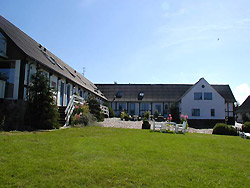 Bornholm-Sommerhaus-Ferienhus-Pension-Hotel-Camping 

 Borregård  
In Vang auf Nordbornholm liegt Vestre Borregård, wo gemütliche Ferienwohnungen vermietet werden.<br><br>Wohnungen und Hütten aller Größen<br>Wir haben Wohnungen und Hütten für 2-6 Personen und mit 1-3 Schlafzimmern.<br><br>Der Name Borre kommt von Burg und weist darauf hin, dass hier im Mittelalter eine Burg gelegen hat, welche bis zum Aufbau der Hammerhus 1250 auch bewohnt war.<br>Borregaard war in den Händen vieler Geschlechter, die wir bis ins 15. Jahrhundert zurückverfolgen können.<br>Der Naturgrund wird von einem Mühlenbach (Møllebækken) durchzogen und unterhalb des Gartens liegen die Reste einer alten Wassermühle.<br>Die küstennahe Fläche 82 m. über dem Meeresspiegel fällt nach Westen hin schräg ab und macht dadurch die Aussicht frei über die drittgrößte Fahrrinne der Welt, - Hammervandet - die Ostsee zwischen Bornholm und Skåne in Südschweden.<br><br>