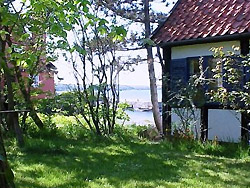 Bornholm-Sommerhaus-Ferienhus-Pension-Hotel-Camping 

 Anse Tollet 
Das Ferienhaus liegt im Ort Gudhjem<br>Ca. 25m. entfernt vom kleineren Hafen<br>Parkplatz am Haus.<br>Das Haus hat ca. 120 m² wohnfläche, und einem kleinen Garten mit Essterasse.<br>In der 1. Etage sind drei Zimmer<br> Eins mit zwei Betten<br>Eins mit Doppelbett<br> und ein 